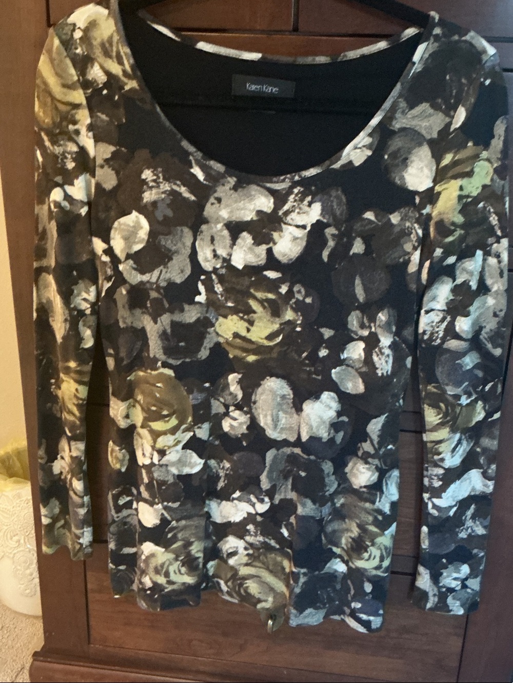 Karen Kane Black/Olive Long Sleeve Floral-Print Scoop Neck Top Sz Medium